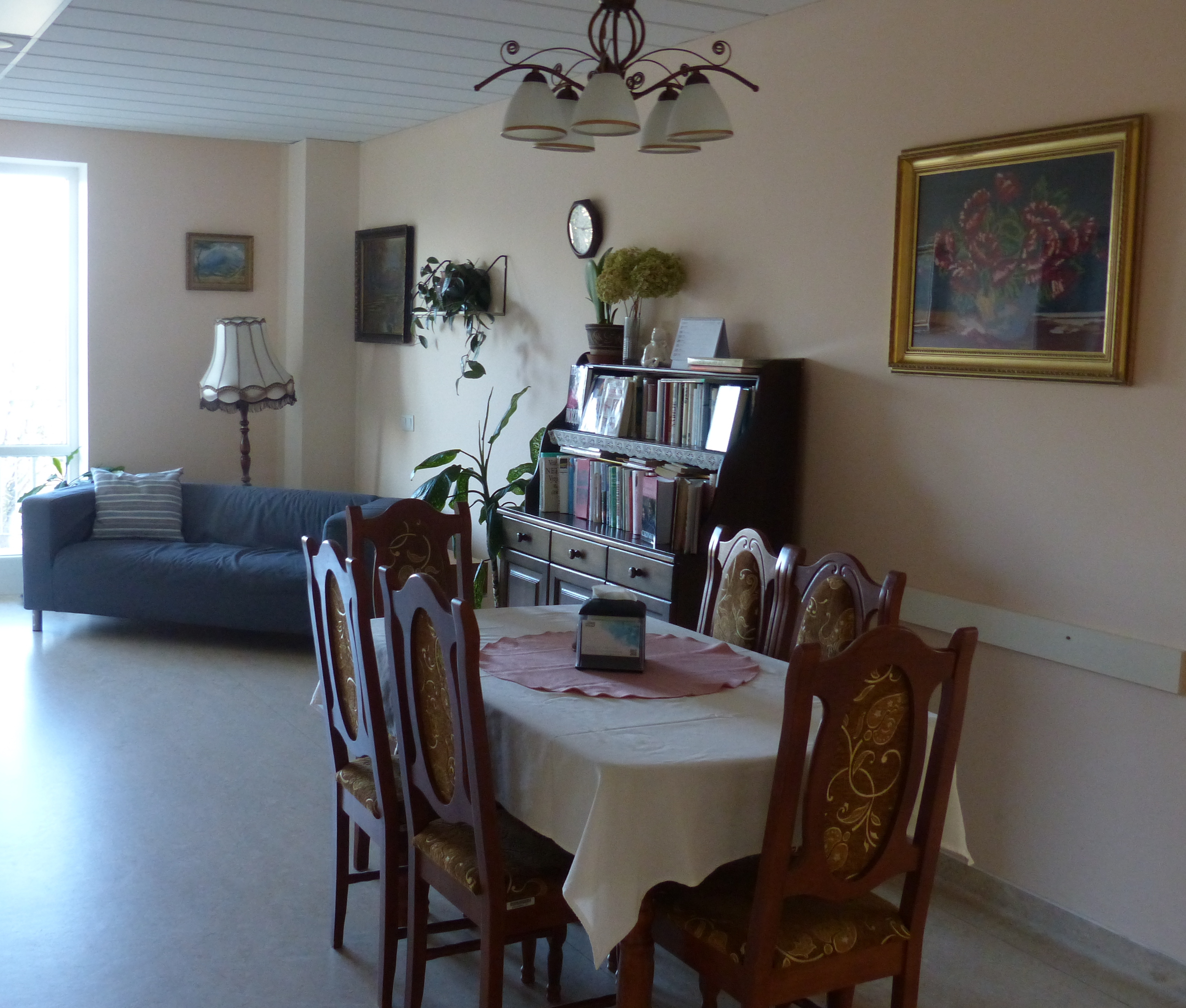 Dobový obývací pokoj - knihovna, stůl a židle